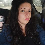 Insegnante di scuola superiore impartisce ripetizioni per studenti di scuola elementare e media